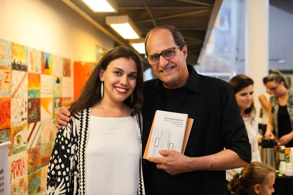 Lançamentos dos livros “Espaço Cenográfico de São Paulo: perspectiva histórica e desdobramentos na formação em cenografia” de Beatriz Mendes e “Cenotecnia, a criação dos operários da cena: um estudo sobre as funções dos trabalhadores cenotécnicos na cidade de São Paulo” de Priscila Chagas, na sede Roosevelt da SP Escola de Teatro. (03/04/2025) | Foto: Clara Silva