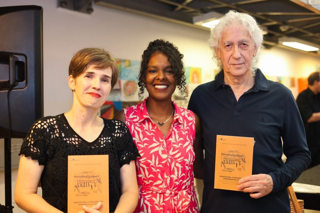 Lançamentos dos livros “Espaço Cenográfico de São Paulo: perspectiva histórica e desdobramentos na formação em cenografia” de Beatriz Mendes e “Cenotecnia, a criação dos operários da cena: um estudo sobre as funções dos trabalhadores cenotécnicos na cidade de São Paulo” de Priscila Chagas, na sede Roosevelt da SP Escola de Teatro. (03/04/2025) | Foto: Clara Silva