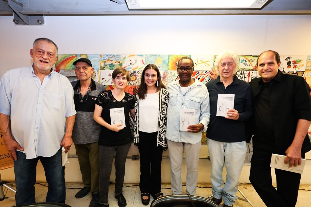 Lançamentos dos livros “Espaço Cenográfico de São Paulo: perspectiva histórica e desdobramentos na formação em cenografia” de Beatriz Mendes e “Cenotecnia, a criação dos operários da cena: um estudo sobre as funções dos trabalhadores cenotécnicos na cidade de São Paulo” de Priscila Chagas, na sede Roosevelt da SP Escola de Teatro. (03/04/2025) | Foto: Clara Silva