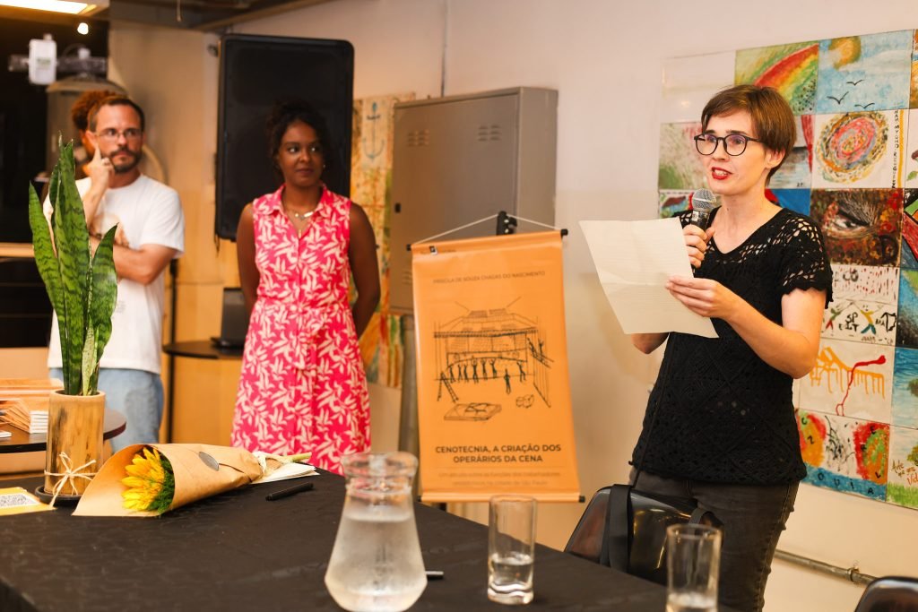 Lançamentos dos livros “Espaço Cenográfico de São Paulo: perspectiva histórica e desdobramentos na formação em cenografia” de Beatriz Mendes e “Cenotecnia, a criação dos operários da cena: um estudo sobre as funções dos trabalhadores cenotécnicos na cidade de São Paulo” de Priscila Chagas, na sede Roosevelt da SP Escola de Teatro. (03/04/2025) | Foto: Clara Silva