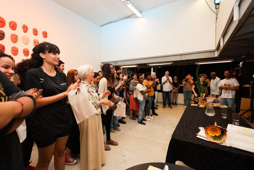 Lançamentos dos livros “Espaço Cenográfico de São Paulo: perspectiva histórica e desdobramentos na formação em cenografia” de Beatriz Mendes e “Cenotecnia, a criação dos operários da cena: um estudo sobre as funções dos trabalhadores cenotécnicos na cidade de São Paulo” de Priscila Chagas, na sede Roosevelt da SP Escola de Teatro. (03/04/2025) | Foto: Clara Silva