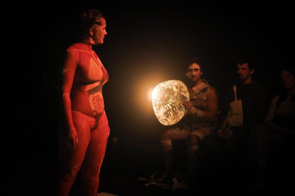 Ensaio aberto de PELE, com Daniela Carmona, na sede Roosevelt da SP Escola de Teatro. (10/04/2025) | Foto: Clara Silva