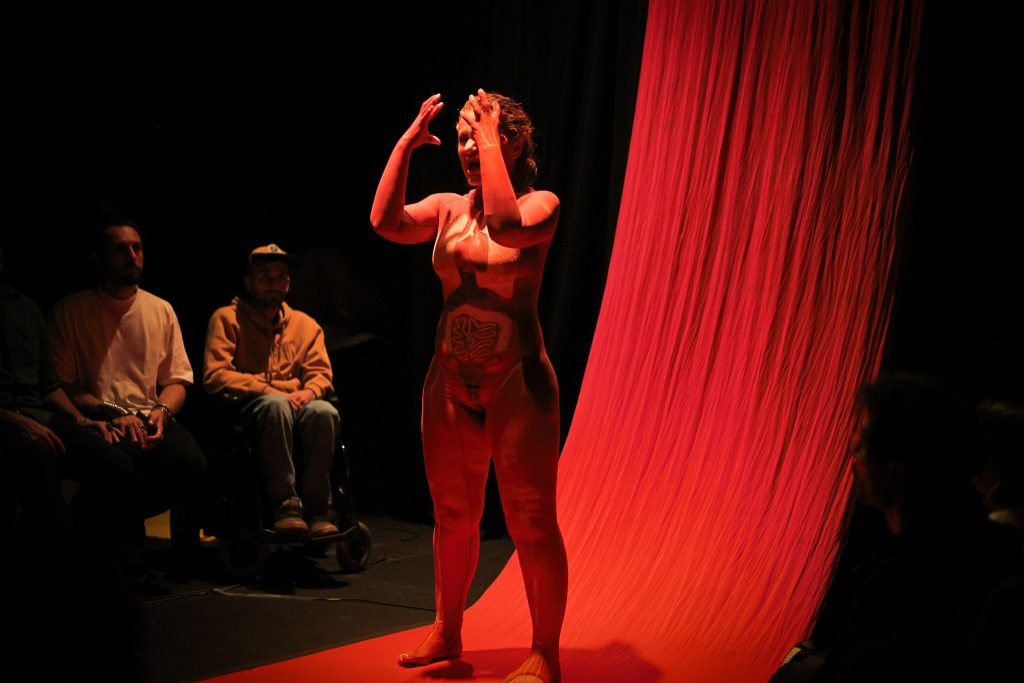 Ensaio aberto de PELE, com Daniela Carmona, na sede Roosevelt da SP Escola de Teatro. (10/04/2025) | Foto: Clara Silva