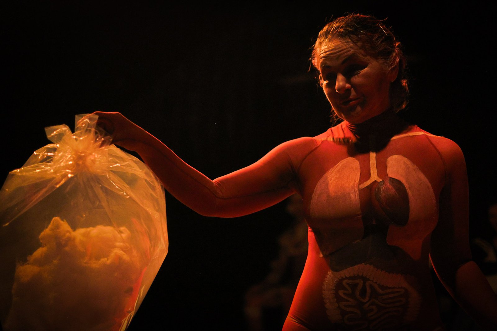 Ensaio aberto de PELE, com Daniela Carmona, na sede Roosevelt da SP Escola de Teatro. (10/04/2025) | Foto: Clara Silva