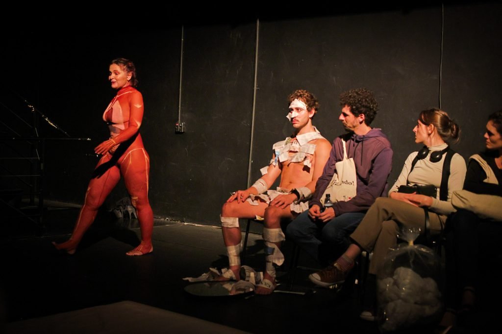 Ensaio aberto de PELE, com Daniela Carmona, na sede Roosevelt da SP Escola de Teatro. (10/04/2025) | Foto: Clara Silva