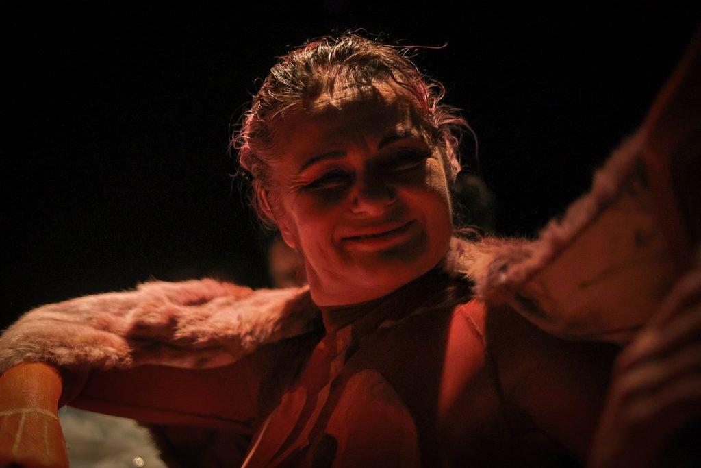 Ensaio aberto de PELE, com Daniela Carmona, na sede Roosevelt da SP Escola de Teatro. (10/04/2025) | Foto: Clara Silva