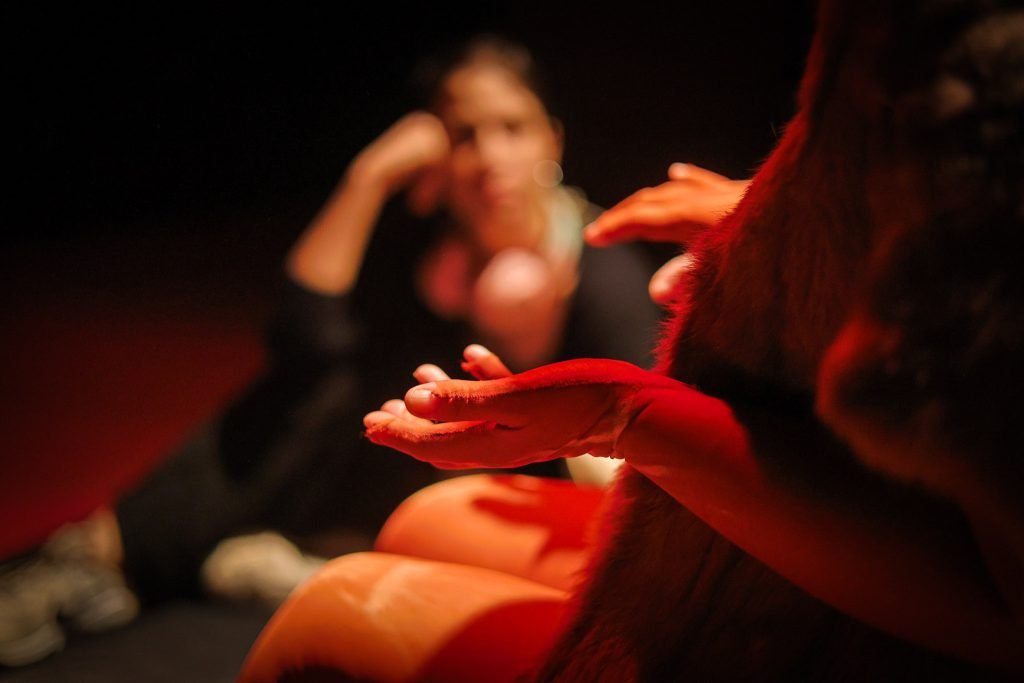 Ensaio aberto de PELE, com Daniela Carmona, na sede Roosevelt da SP Escola de Teatro. (10/04/2025) | Foto: Clara Silva