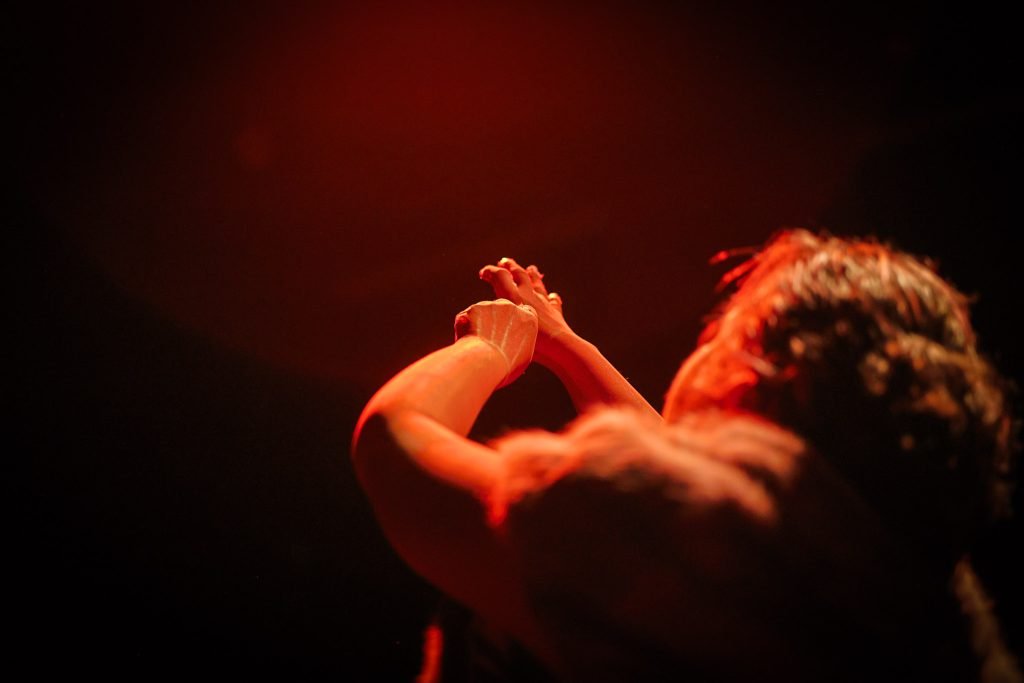 Ensaio aberto de PELE, com Daniela Carmona, na sede Roosevelt da SP Escola de Teatro. (10/04/2025) | Foto: Clara Silva