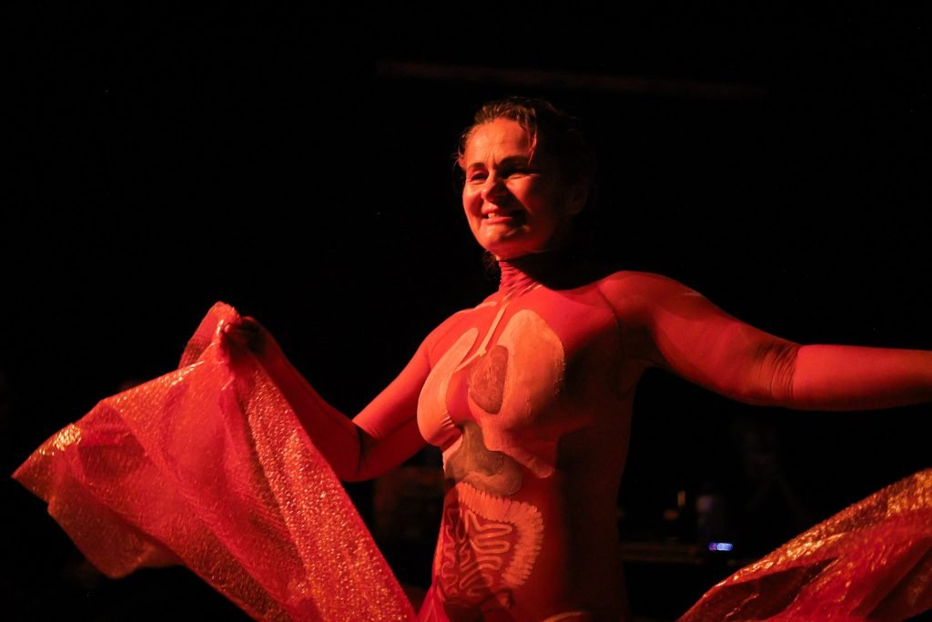 Ensaio aberto de PELE, com Daniela Carmona, na sede Roosevelt da SP Escola de Teatro. (10/04/2025) | Foto: Clara Silva