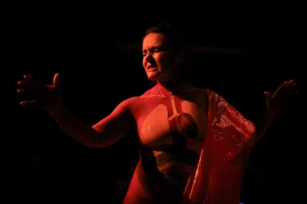 Ensaio aberto de PELE, com Daniela Carmona, na sede Roosevelt da SP Escola de Teatro. (10/04/2025) | Foto: Clara Silva