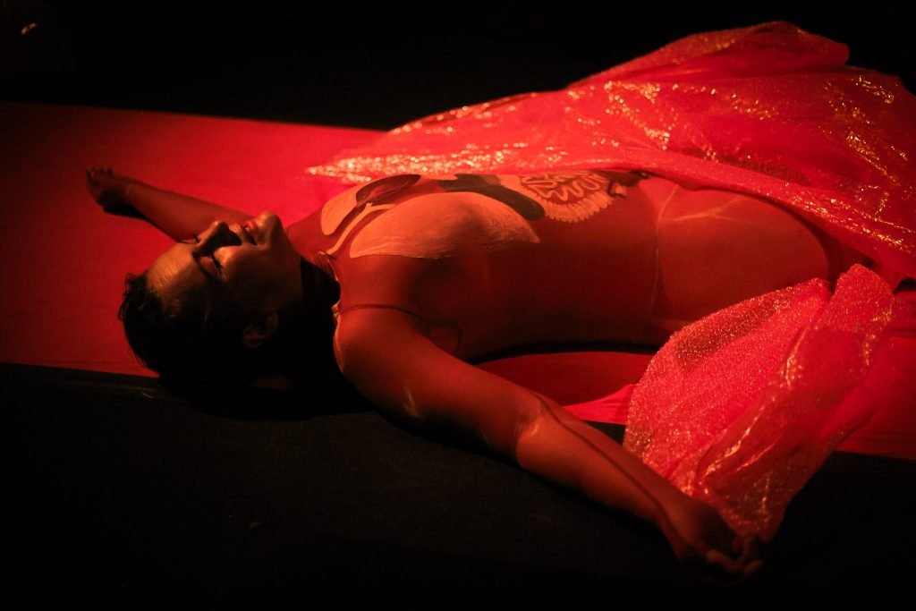 Ensaio aberto de PELE, com Daniela Carmona, na sede Roosevelt da SP Escola de Teatro. (10/04/2025) | Foto: Clara Silva