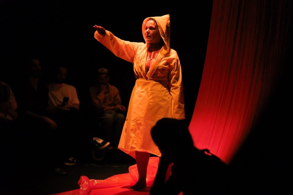 Ensaio aberto de PELE, com Daniela Carmona, na sede Roosevelt da SP Escola de Teatro. (10/04/2025) | Foto: Clara Silva