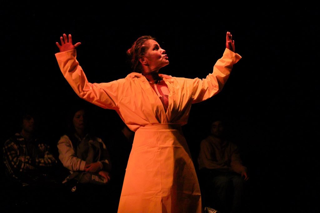 Ensaio aberto de PELE, com Daniela Carmona, na sede Roosevelt da SP Escola de Teatro. (10/04/2025) | Foto: Clara Silva