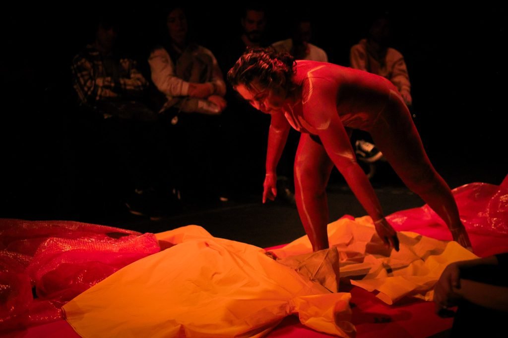 Ensaio aberto de PELE, com Daniela Carmona, na sede Roosevelt da SP Escola de Teatro. (10/04/2025) | Foto: Clara Silva