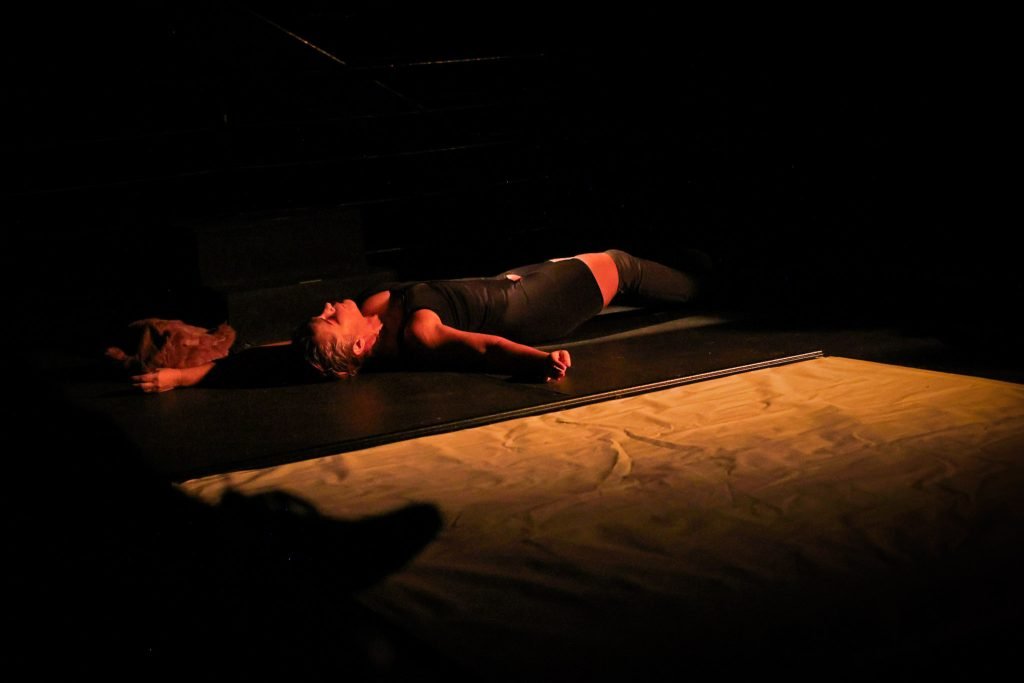 Ensaio aberto de PELE, com Daniela Carmona, na sede Roosevelt da SP Escola de Teatro. (10/04/2025) | Foto: Clara Silva