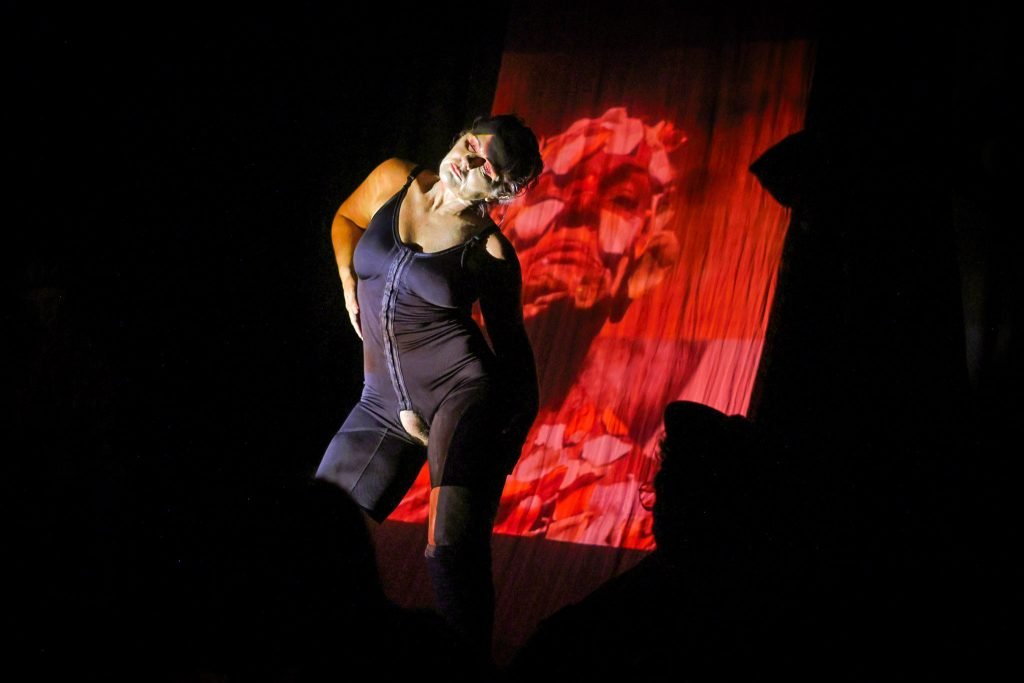 Ensaio aberto de PELE, com Daniela Carmona, na sede Roosevelt da SP Escola de Teatro. (10/04/2025) | Foto: Clara Silva