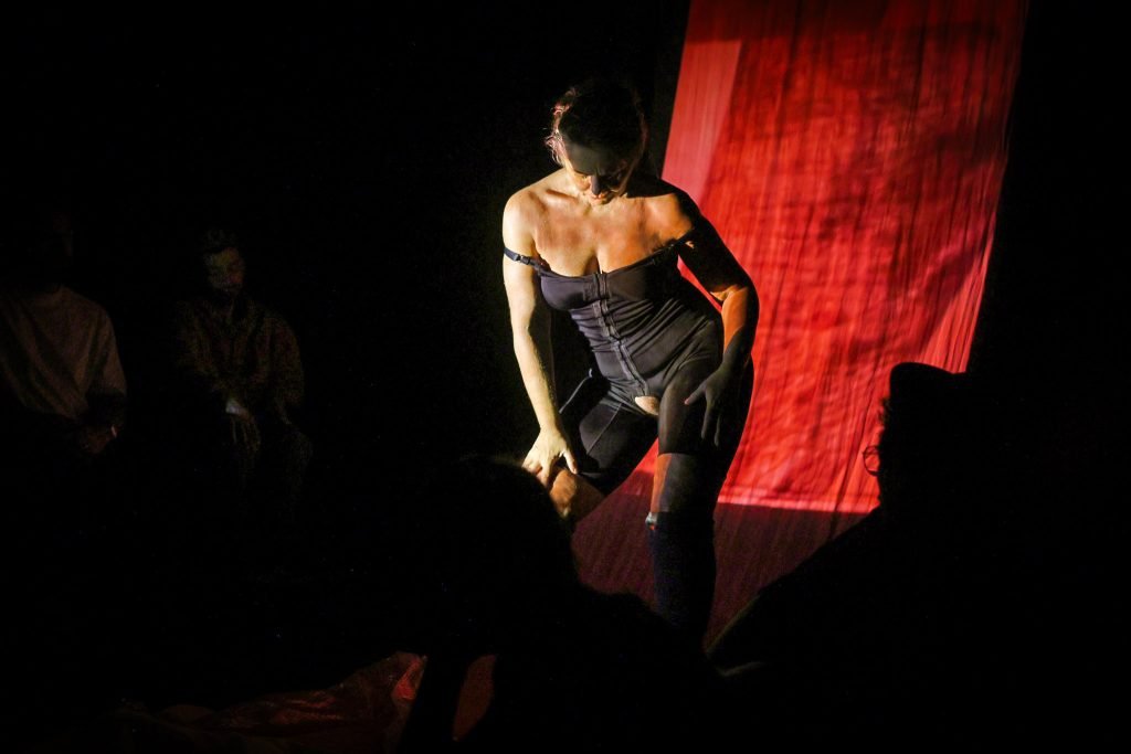 Ensaio aberto de PELE, com Daniela Carmona, na sede Roosevelt da SP Escola de Teatro. (10/04/2025) | Foto: Clara Silva