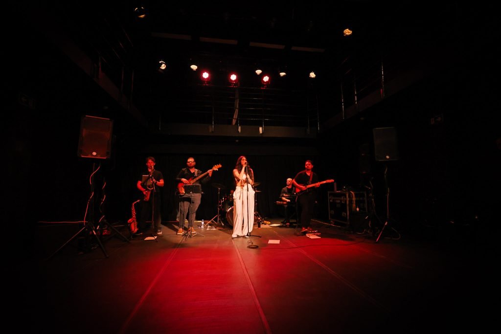 SP Música, show de lançamento do EP “Efêmero” de Juliane Hooper, a sede Roosevelt da SP Escola de Teatro. (12/04/2025) | Foto: Clara Silva