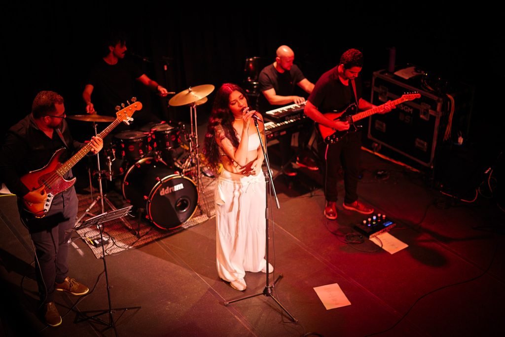 SP Música, show de lançamento do EP “Efêmero” de Juliane Hooper, a sede Roosevelt da SP Escola de Teatro. (12/04/2025) | Foto: Clara Silva