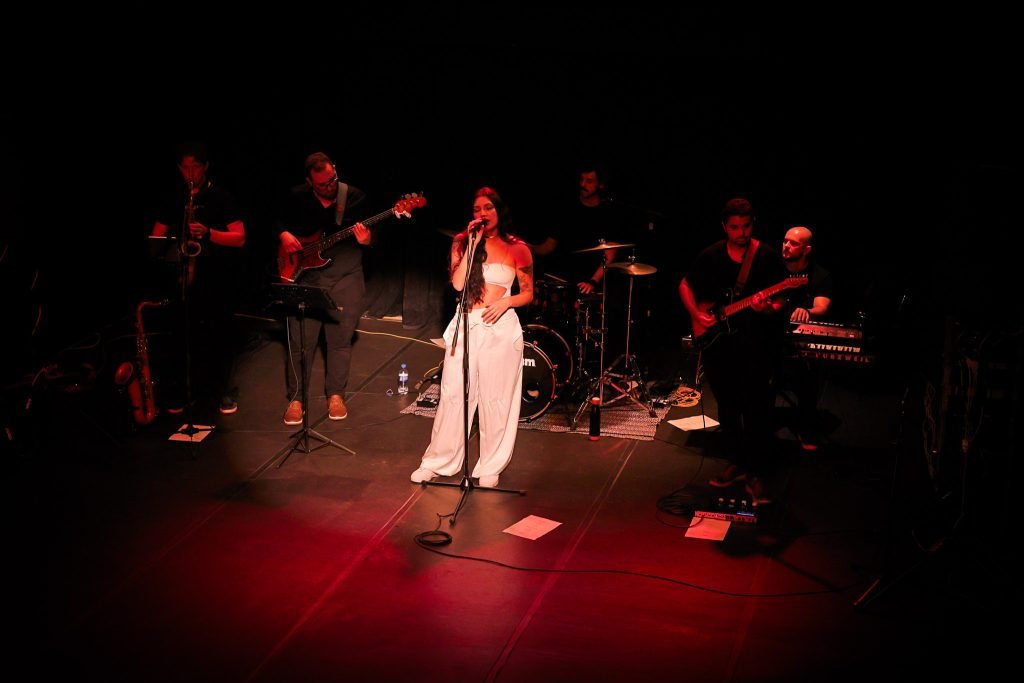 SP Música, show de lançamento do EP “Efêmero” de Juliane Hooper, a sede Roosevelt da SP Escola de Teatro. (12/04/2025) | Foto: Clara Silva