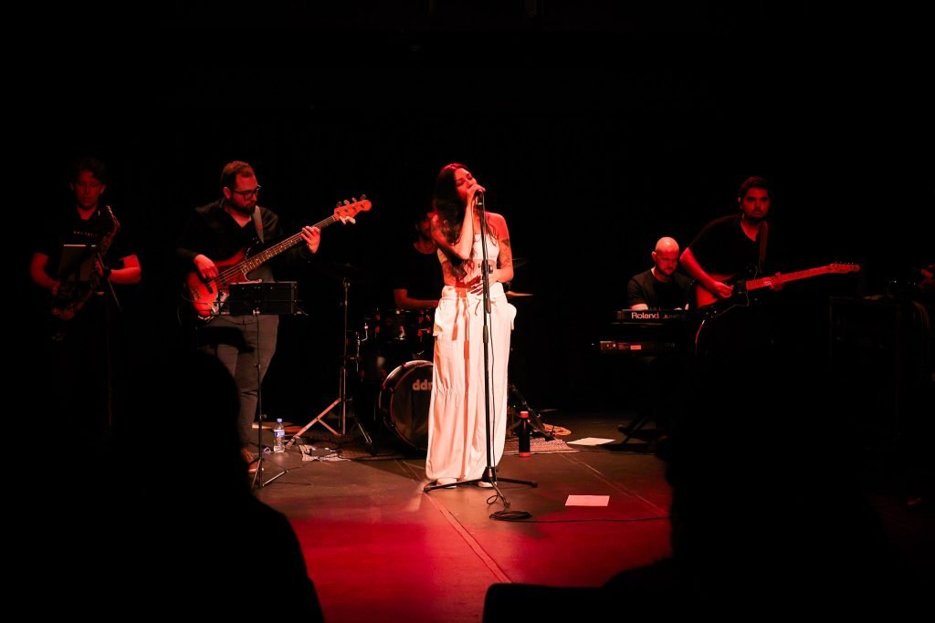 SP Música, show de lançamento do EP “Efêmero” de Juliane Hooper, a sede Roosevelt da SP Escola de Teatro. (12/04/2025) | Foto: Clara Silva