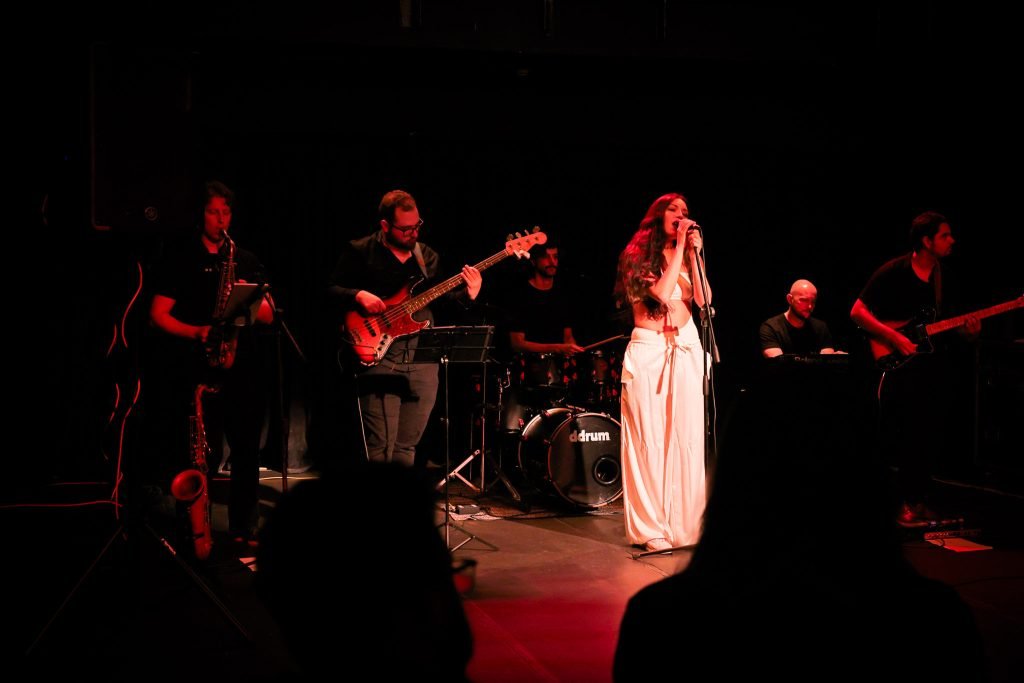 SP Música, show de lançamento do EP “Efêmero” de Juliane Hooper, a sede Roosevelt da SP Escola de Teatro. (12/04/2025) | Foto: Clara Silva