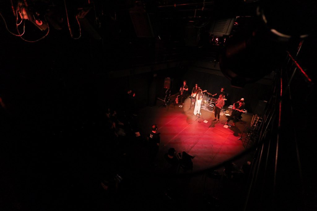 SP Música, show de lançamento do EP “Efêmero” de Juliane Hooper, a sede Roosevelt da SP Escola de Teatro. (12/04/2025) | Foto: Clara Silva