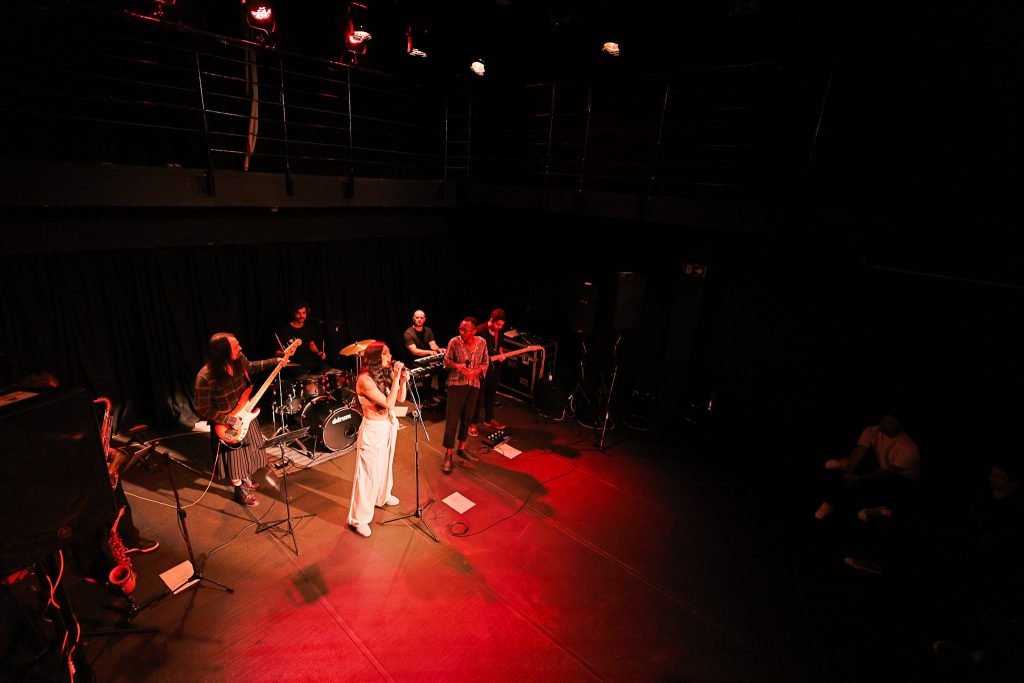 SP Música, show de lançamento do EP “Efêmero” de Juliane Hooper, a sede Roosevelt da SP Escola de Teatro. (12/04/2025) | Foto: Clara Silva