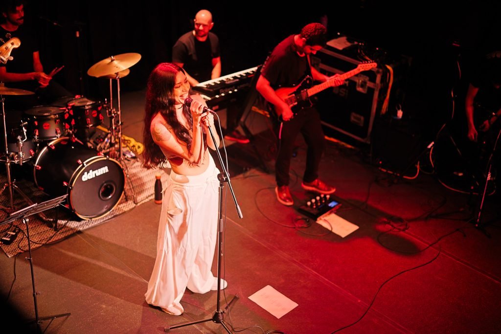 SP Música, show de lançamento do EP “Efêmero” de Juliane Hooper, a sede Roosevelt da SP Escola de Teatro. (12/04/2025) | Foto: Clara Silva