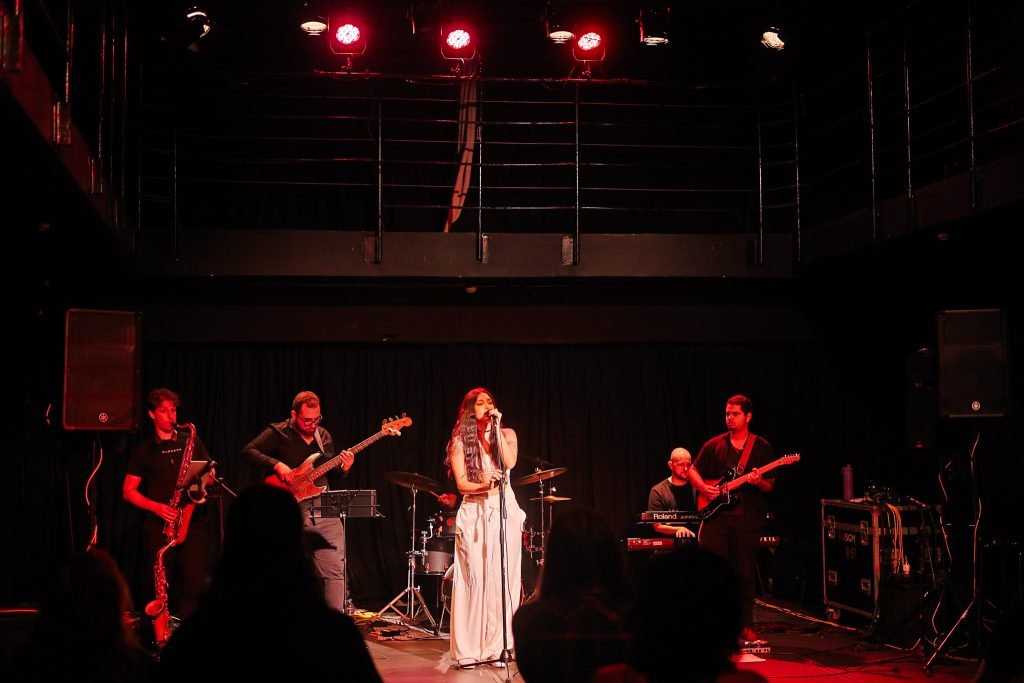 SP Música, show de lançamento do EP “Efêmero” de Juliane Hooper, a sede Roosevelt da SP Escola de Teatro. (12/04/2025) | Foto: Clara Silva