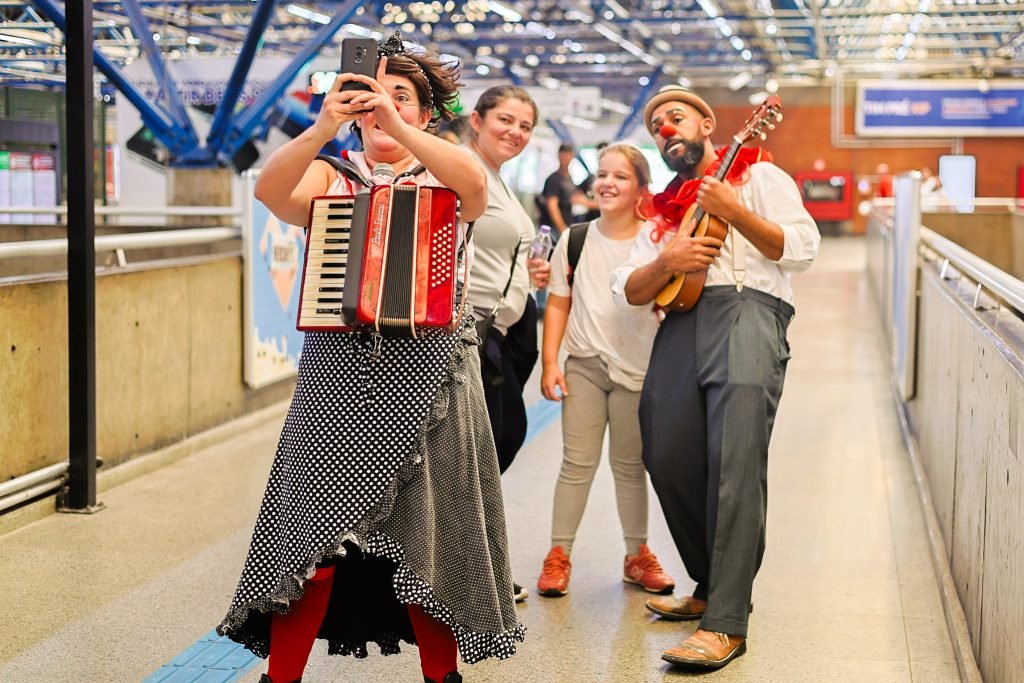 Apresentação da dupla de palhaços da Trupe DuNavô na estação Palmeiras-Barra Funda da CPTM. (15/04/2025) | Foto: Clara Silva