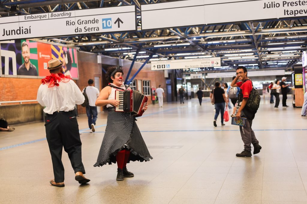 Apresentação da dupla de palhaços da Trupe DuNavô na estação Palmeiras-Barra Funda da CPTM. (15/04/2025) | Foto: Clara Silva