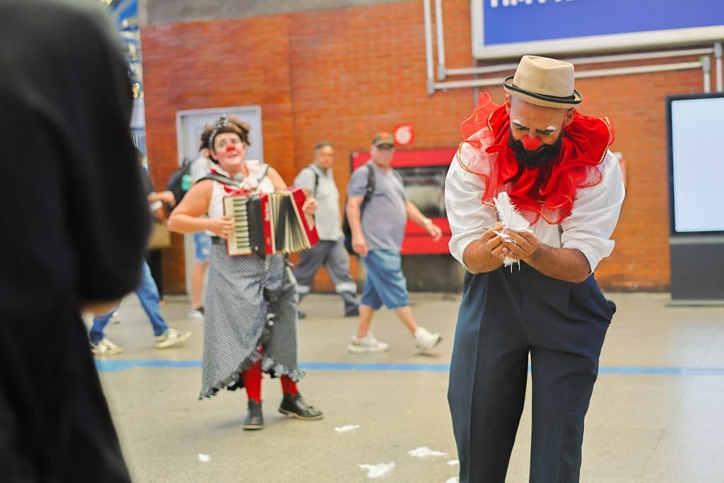 Apresentação da dupla de palhaços da Trupe DuNavô na estação Palmeiras-Barra Funda da CPTM. (15/04/2025) | Foto: Clara Silva
