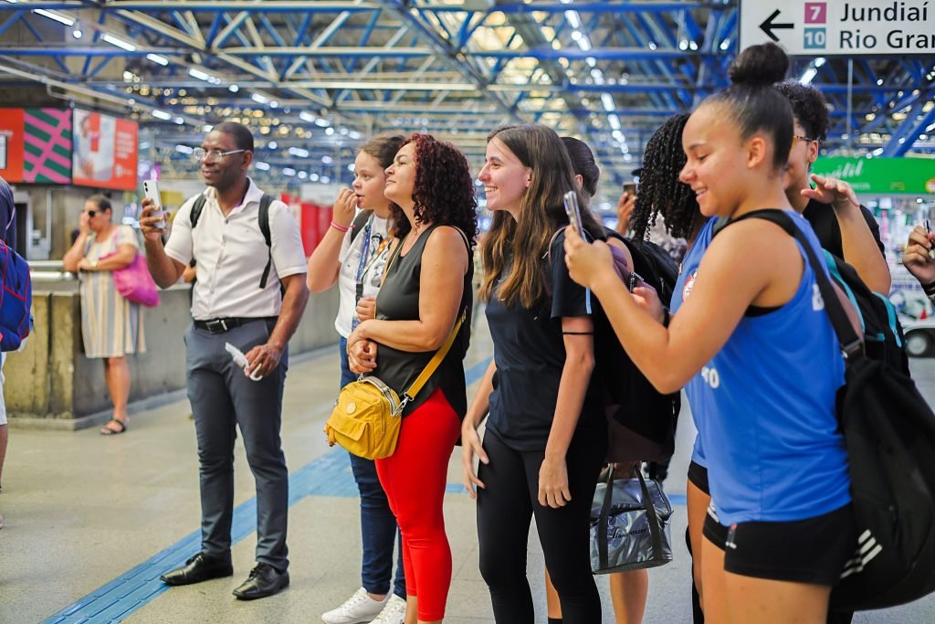 Apresentação da dupla de palhaços da Trupe DuNavô na estação Palmeiras-Barra Funda da CPTM. (15/04/2025) | Foto: Clara Silva