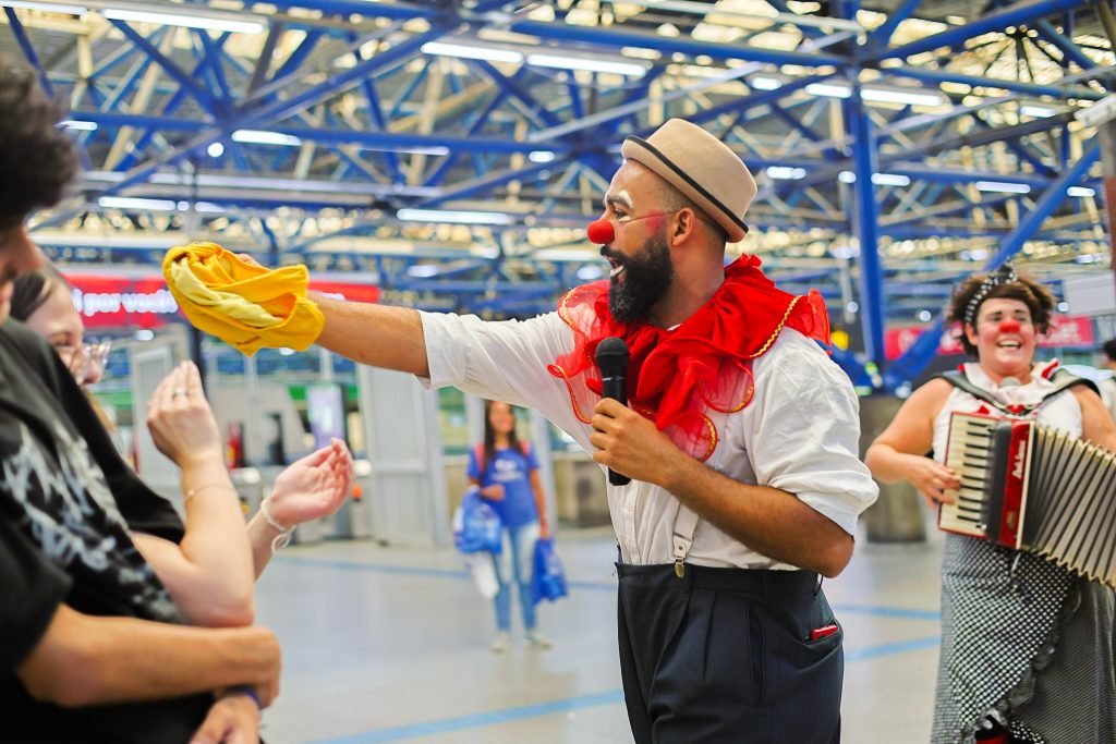 Apresentação da dupla de palhaços da Trupe DuNavô na estação Palmeiras-Barra Funda da CPTM. (15/04/2025) | Foto: Clara Silva