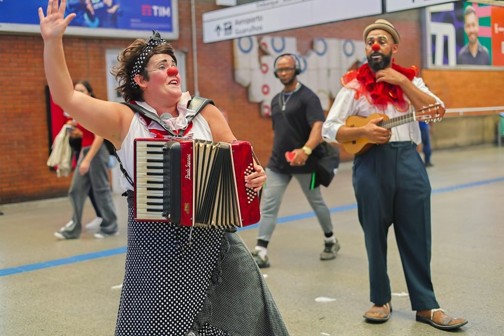 Apresentação da dupla de palhaços da Trupe DuNavô na estação Palmeiras-Barra Funda da CPTM. (15/04/2025) | Foto: Clara Silva