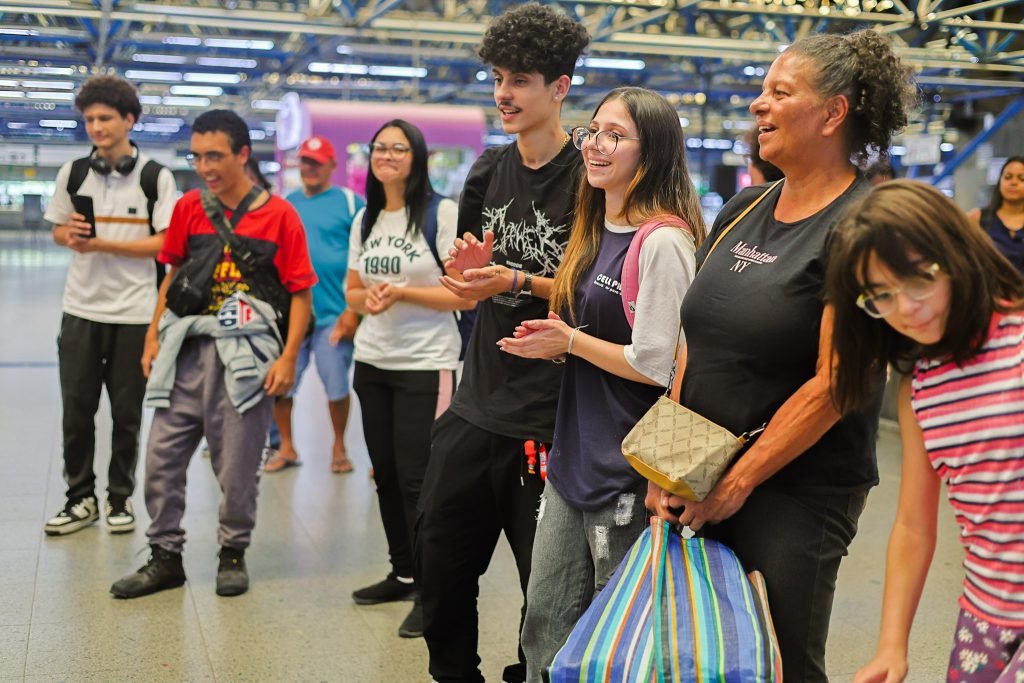 Apresentação da dupla de palhaços da Trupe DuNavô na estação Palmeiras-Barra Funda da CPTM. (15/04/2025) | Foto: Clara Silva
