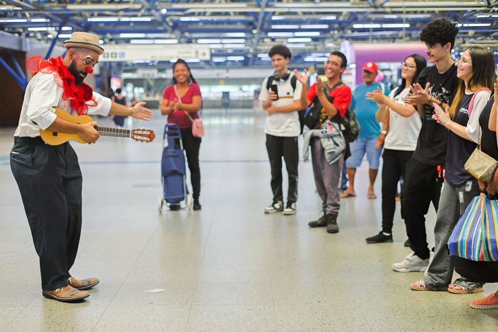 Apresentação da dupla de palhaços da Trupe DuNavô na estação Palmeiras-Barra Funda da CPTM. (15/04/2025) | Foto: Clara Silva