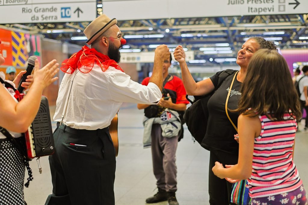 Apresentação da dupla de palhaços da Trupe DuNavô na estação Palmeiras-Barra Funda da CPTM. (15/04/2025) | Foto: Clara Silva