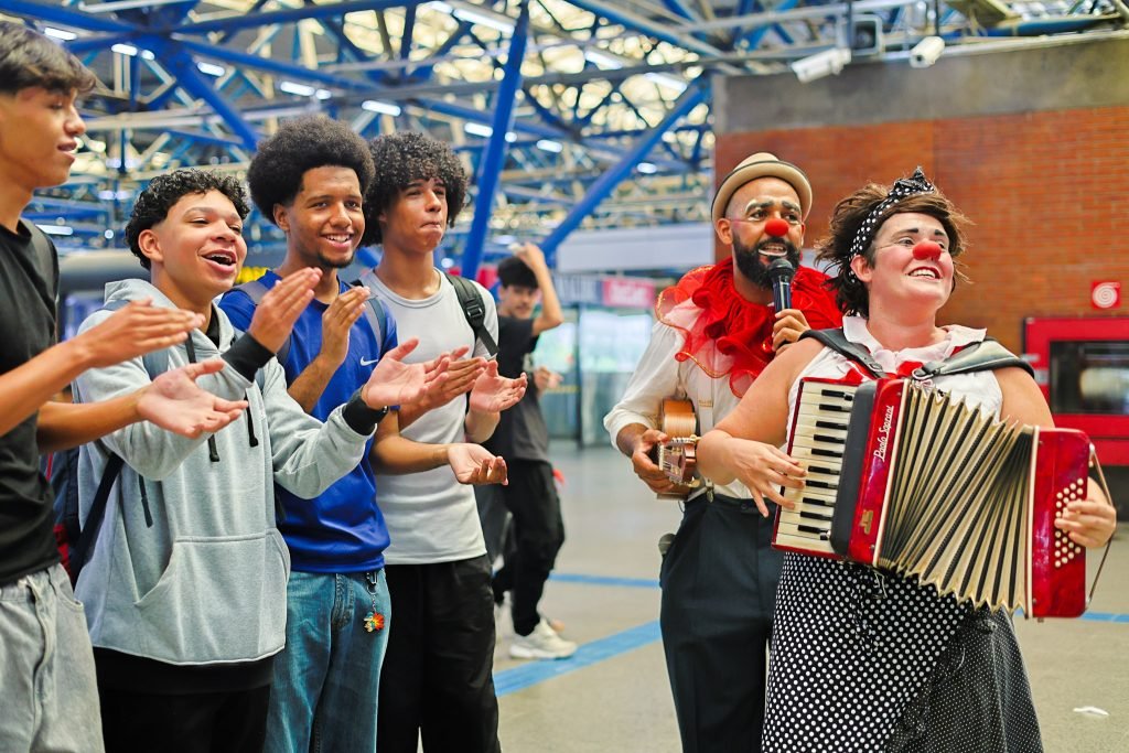Apresentação da dupla de palhaços da Trupe DuNavô na estação Palmeiras-Barra Funda da CPTM. (15/04/2025) | Foto: Clara Silva