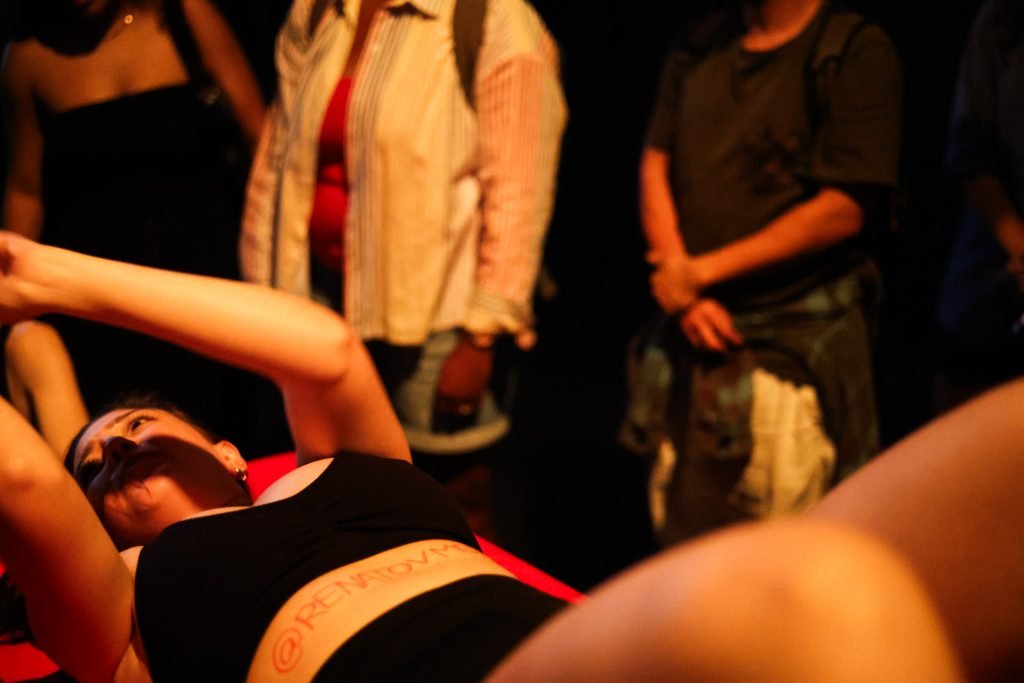 Mostra de Microcenas dos estudantes do módulo azul do curso regular de Direção da SP Escola de Teatro. (29/03/2025). | Foto: Clara Silva