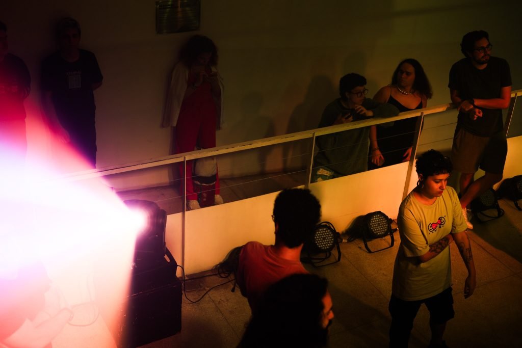 Atividade de curso de Iluminação na sede Roosevelt da SP Escola de Teatro. (16/5/2025). | Foto: Clara Silva