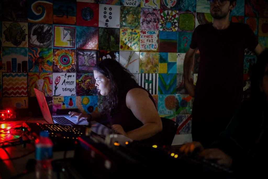 Atividade de curso de Iluminação na sede Roosevelt da SP Escola de Teatro. (16/5/2025). | Foto: Clara Silva