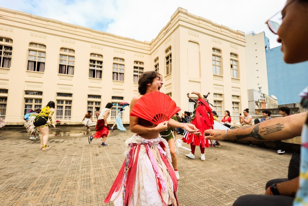 Juninada Sonoplástica Tropicalista, na sede Brás da SP Escola de Teatro. (23/5/2025). Foto: Clara Silva