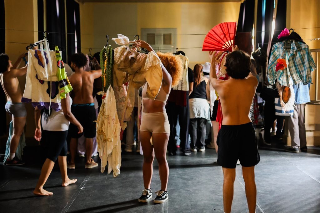 Juninada Sonoplástica Tropicalista, na sede Brás da SP Escola de Teatro. (23/5/2025). Foto: Clara Silva
