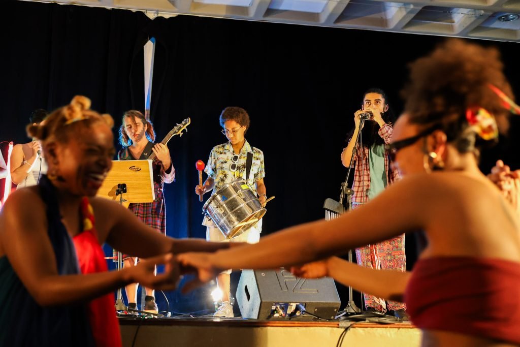 Juninada Sonoplástica Tropicalista, na sede Brás da SP Escola de Teatro. (23/5/2025). Foto: Clara Silva
