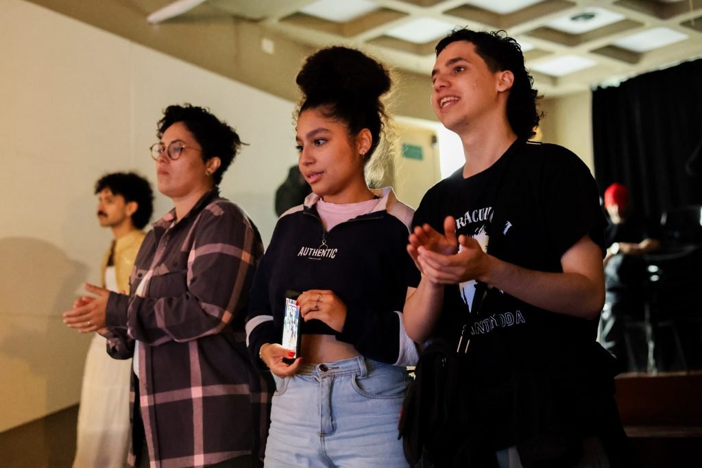 Juninada Sonoplástica Tropicalista, na sede Brás da SP Escola de Teatro. (23/5/2025). Foto: Clara Silva