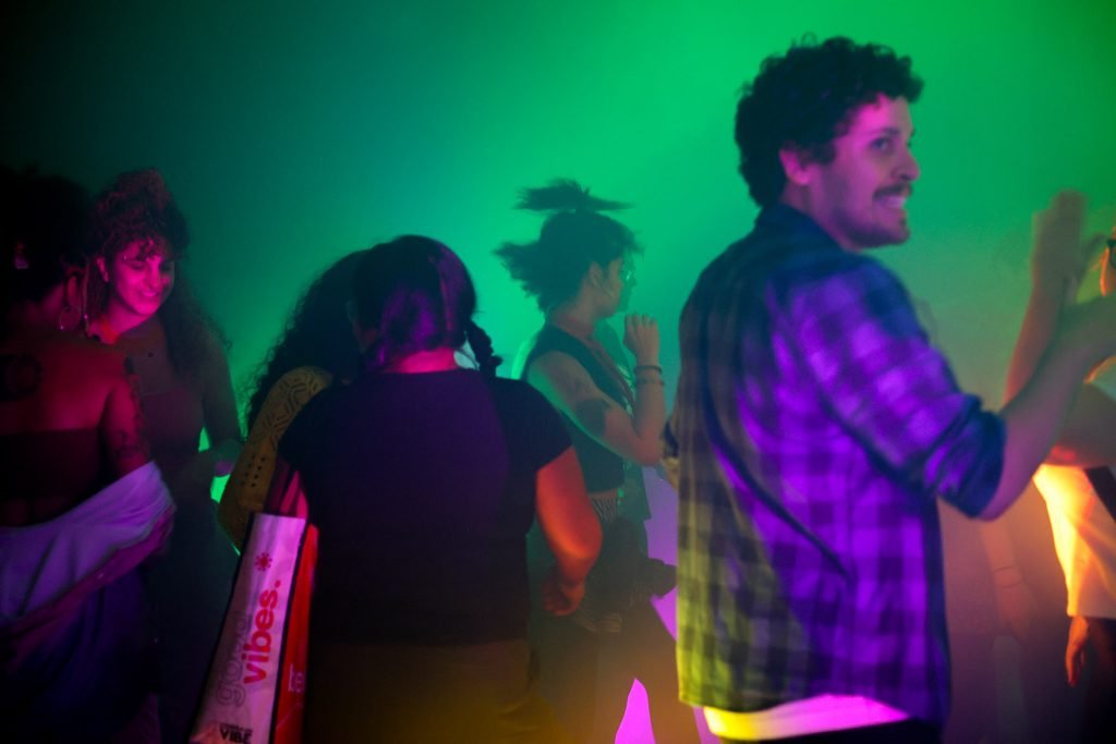 Juninada Sonoplástica Tropicalista, na sede Brás da SP Escola de Teatro. (23/5/2025). Foto: Clara SilvaJuninada Sonoplástica Tropicalista, na sede Brás da SP Escola de Teatro. (23/5/2025). Foto: Clara Silva