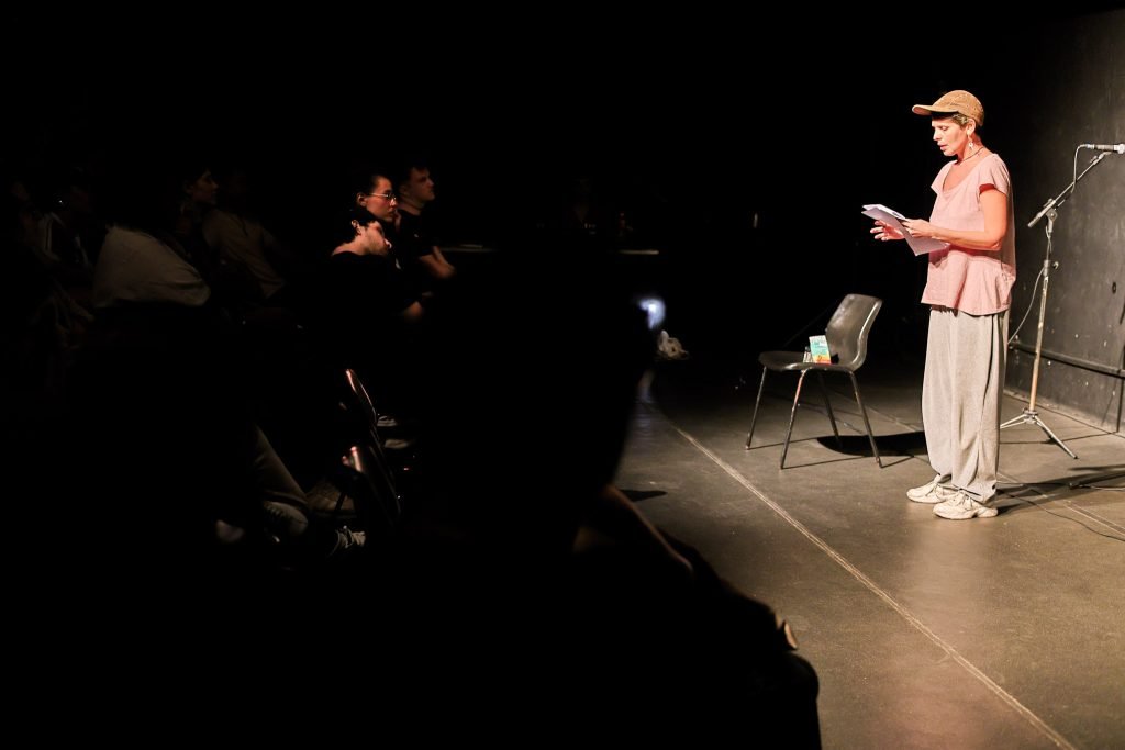 Terceiro dia do Cena Única, mostra dos estudantes de Dramaturgia da SP Escola de Teatro. (9/5/2025). | Foto: Clara Silva