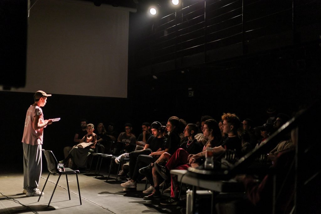Terceiro dia do Cena Única, mostra dos estudantes de Dramaturgia da SP Escola de Teatro. (9/5/2025). | Foto: Clara Silva